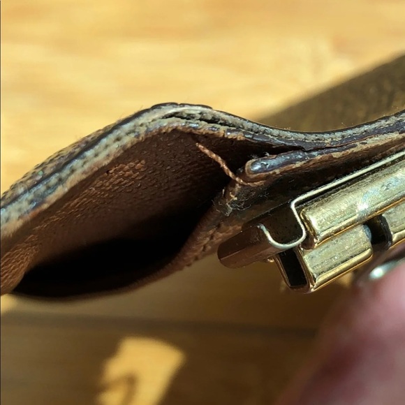 💕SOLD💕Louis Vuitton 4 Key Holder - Picture 6 of 8